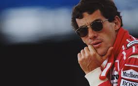 Ayrton Senna de óculos escuros e uniforme da McLaren